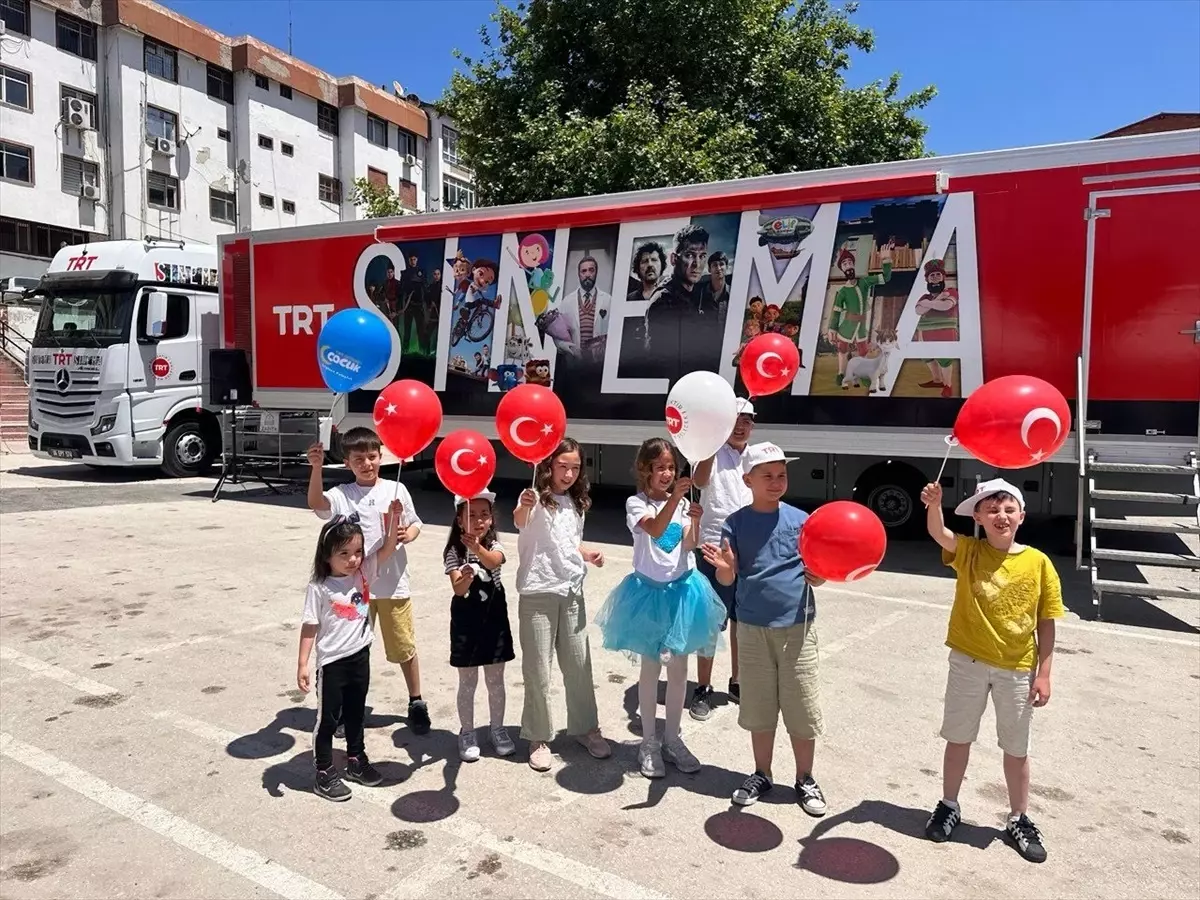 Tokat'ın Artova İlçesine TRT Sinema Tırı Geldi