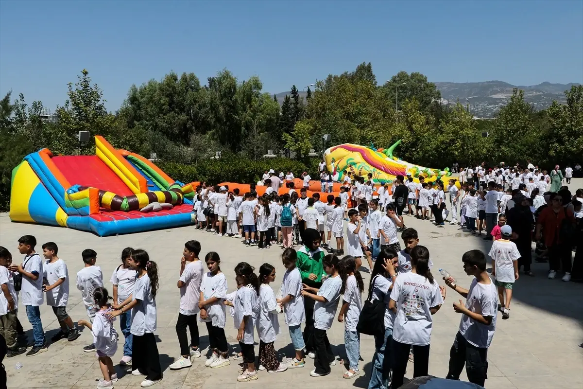 TÜGVA İzmir'de Yaz Okulu Kapanış Programı Düzenlendi