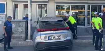 Tunceli'de Banka Önünde Güvenlik Görevlisine Otomobil Çarptı