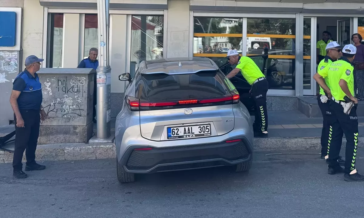 Tunceli'de Banka Önünde Güvenlik Görevlisine Otomobil Çarptı