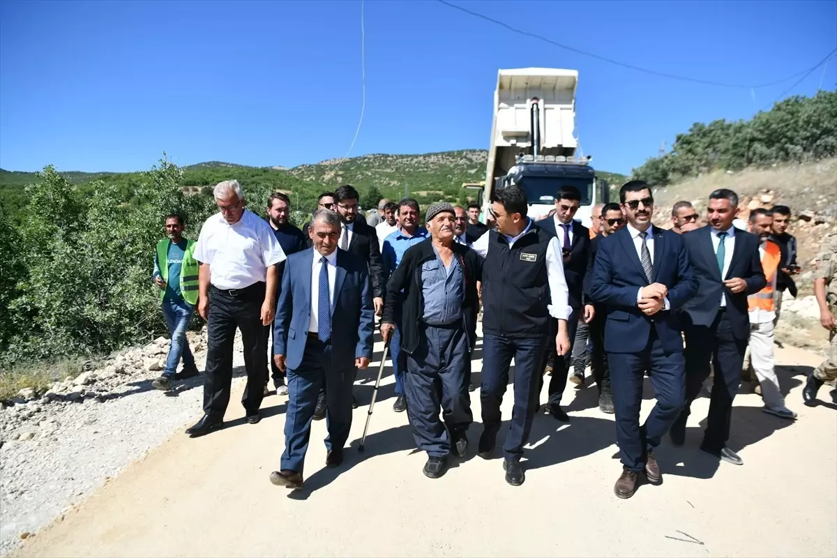 Tunceli'de Köy Yolları Sıcak Asfaltla Yenileniyor