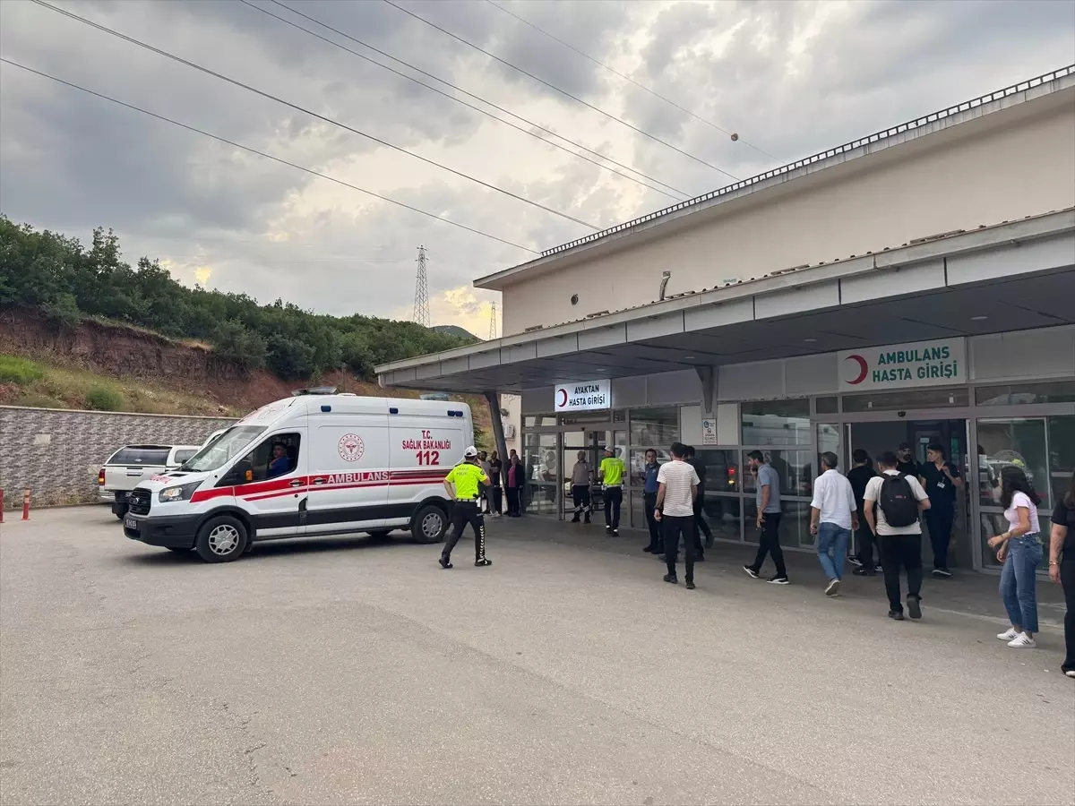 Tunceli'de Motosiklet Kazası: Polis Memuru ve Yaya Yaralandı