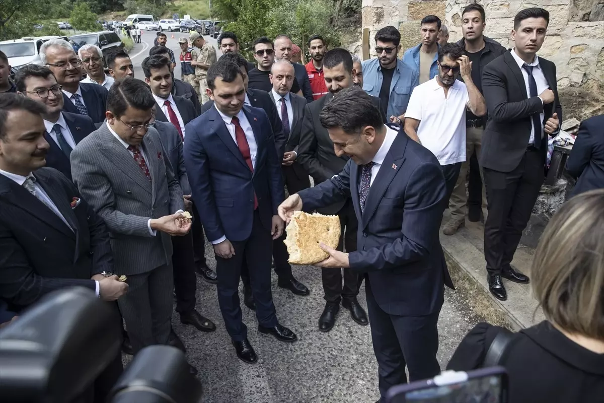 Tunceli Valisi Aygöl, Anafatma Ziyaretgahı'nda lokma dağıttı
