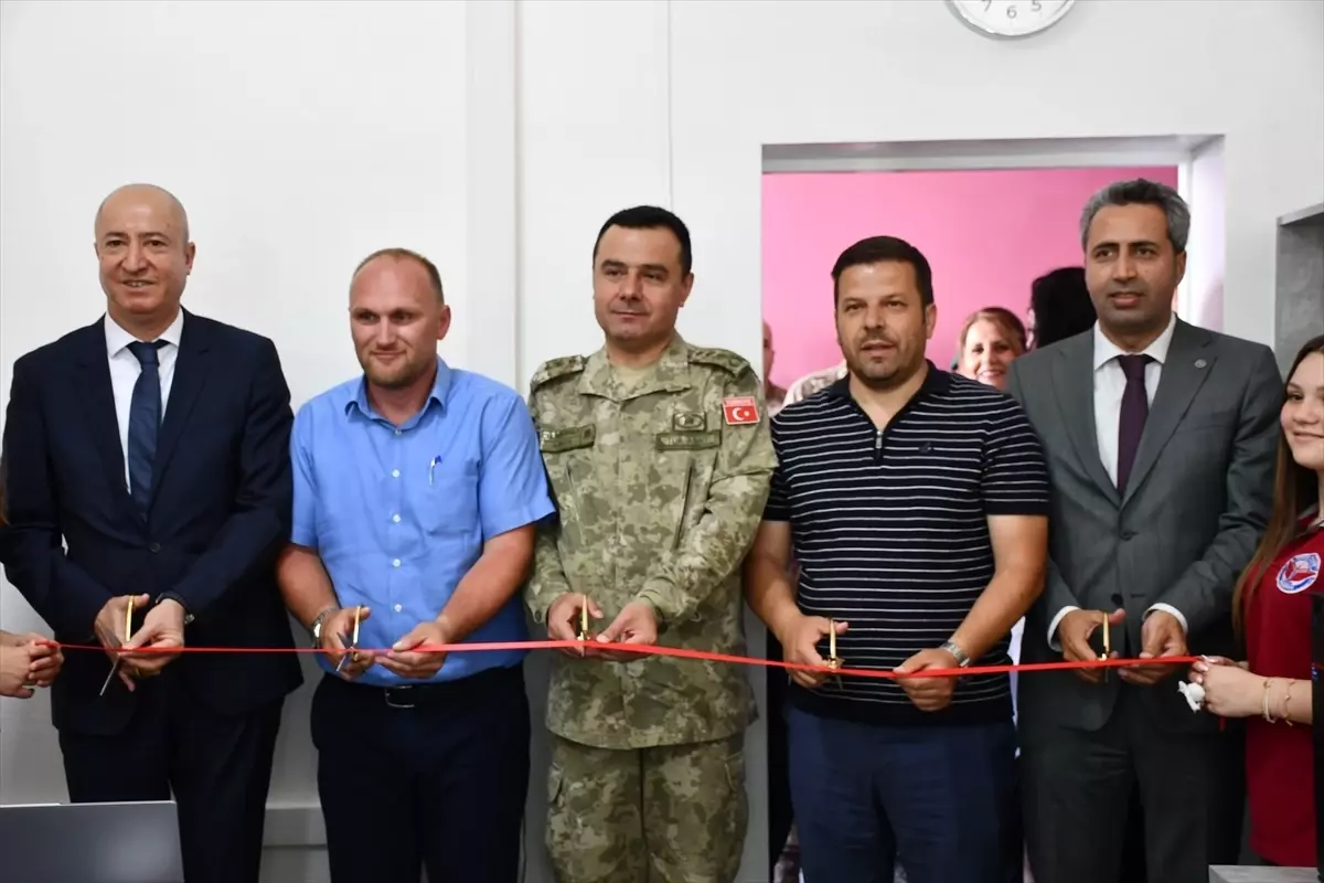 Kosova'da Türk Temsil Heyeti Okula Bilgisayar Dershanesi Kurdu