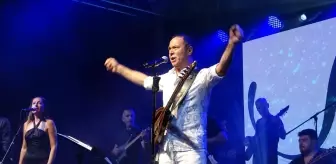 Sümer Ezgü, Burdur'da Zafer Bayramı Konsertu Verdi