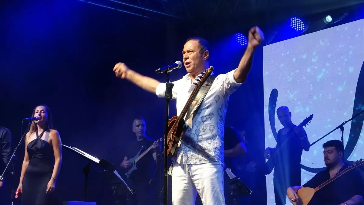Sümer Ezgü, Burdur'da Zafer Bayramı Konsertu Verdi