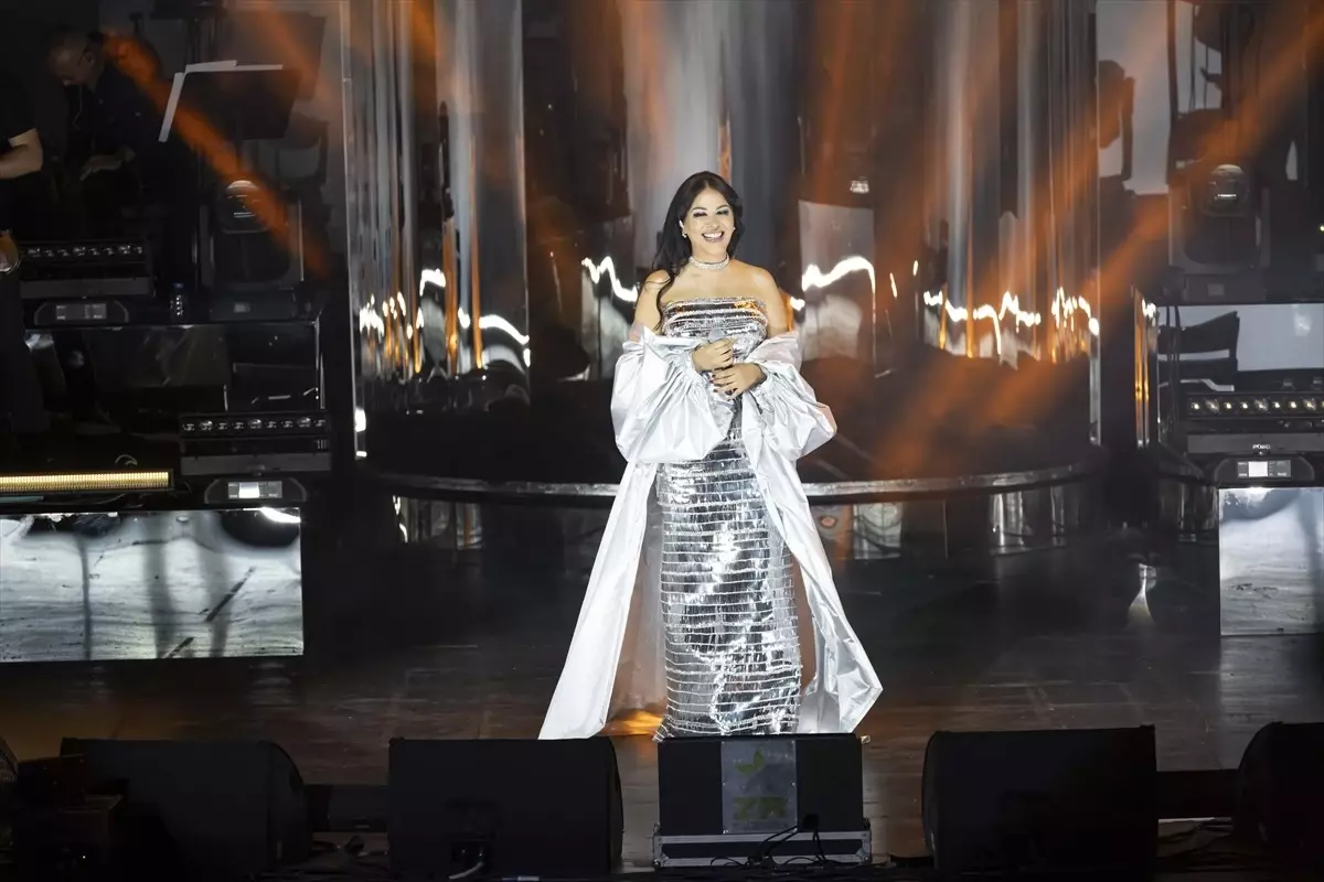 Zara Harbiye Açıkhava'da Büyüledi