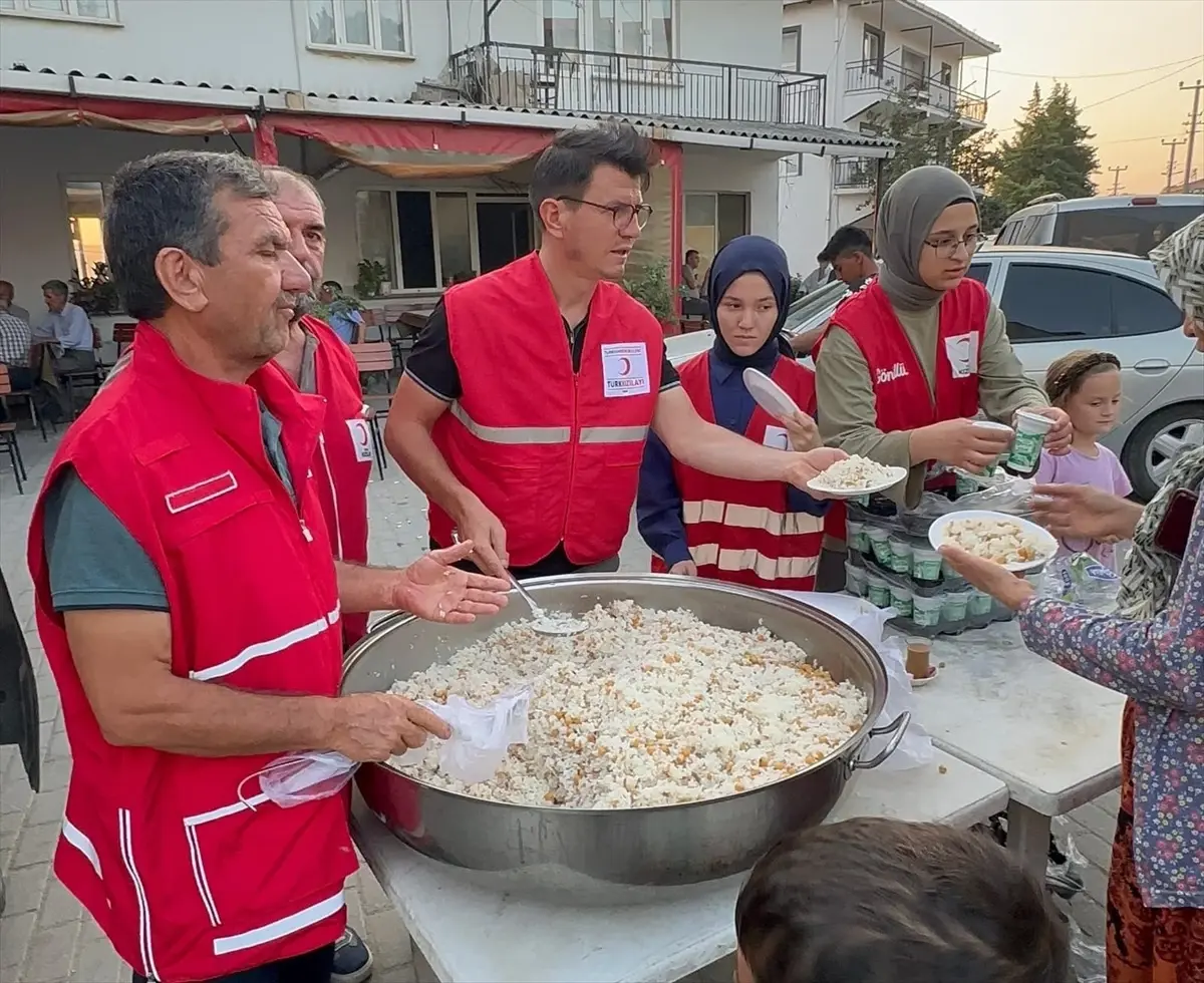 Türk Kızılay, Sındırgı Depremzedelerine Yardım Eli Uzatıyor
