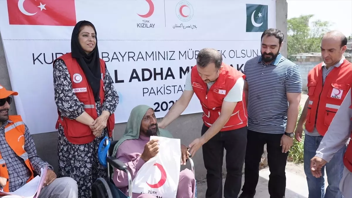 Türk Kızılay, Pakistan'da 300 Aileye Kurban Etleri Ulaştırdı