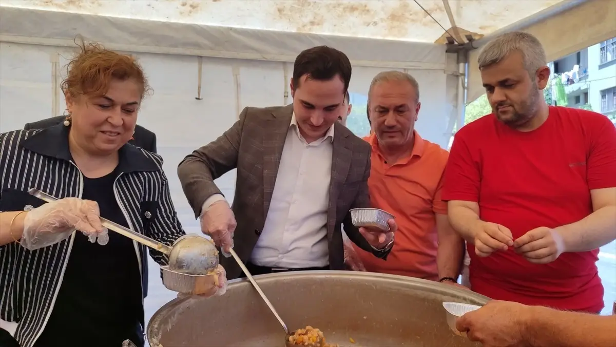 Türk Kızılay Salıpazarı Şubesinden vatandaşlara aşure ikramı