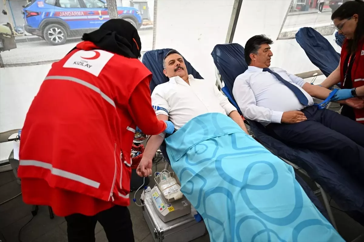 Vali Mustafa Çiftçi, 43. Kan Bağışını Pasinler'de Gerçekleştirdi
