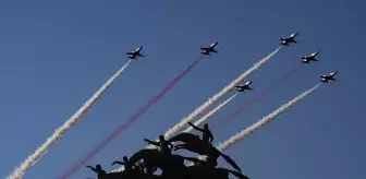 İzmir'in Kurtuluşu Kutlandı: Türk Yıldızları ve SOLOTÜRK'ün Hava Gösterisi