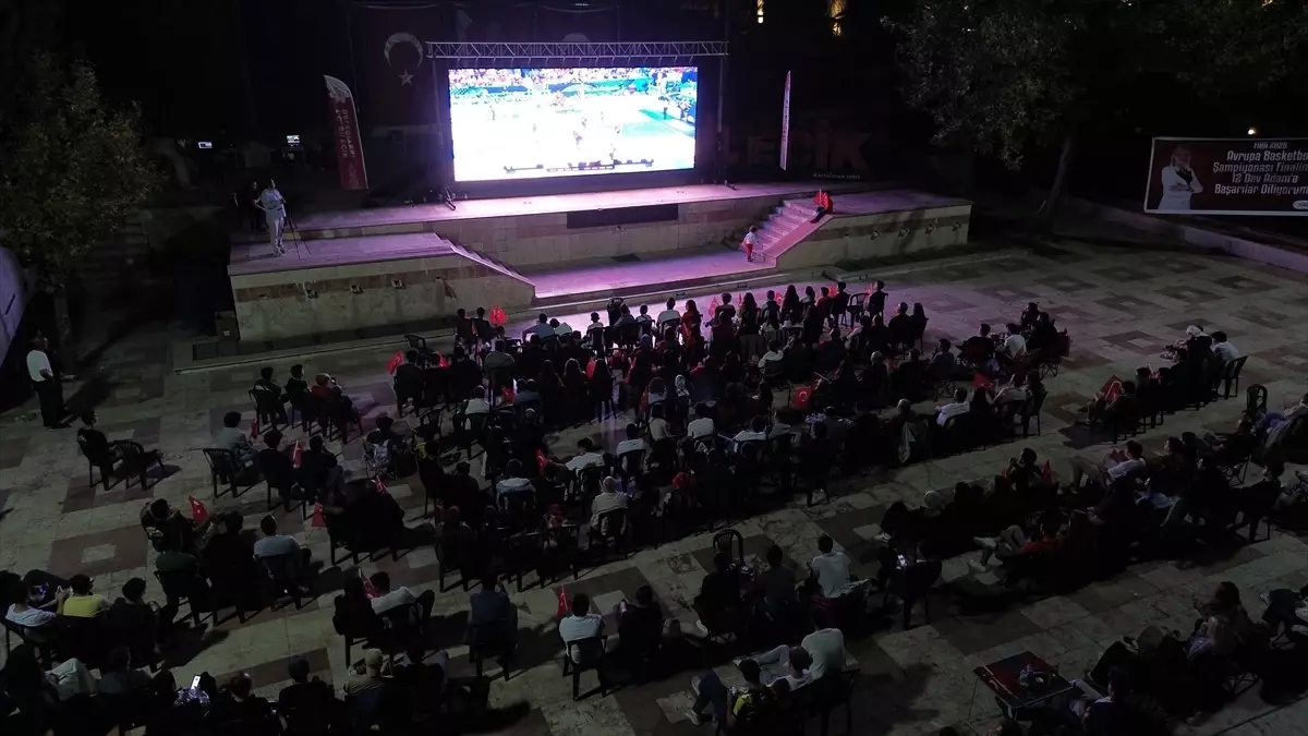 Vatandaşlar EuroBasket 2025 Finali'ni Dev Ekranda İzledi