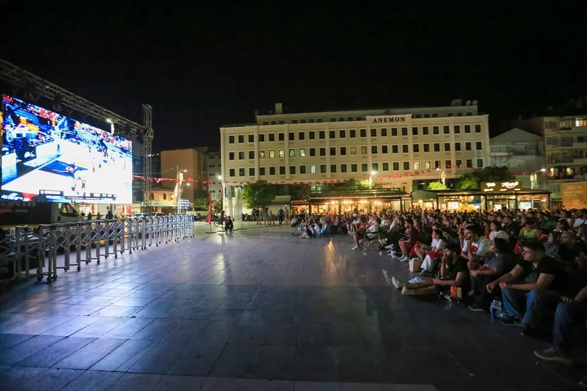 A Milli Takımın FINALE Dev Ekrandan Destek