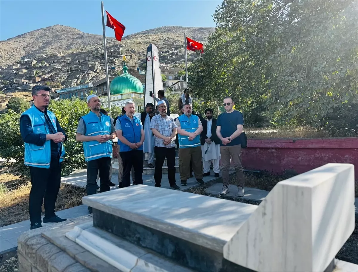 TDV Heyeti Afganistan'da Türk Mezarlığını Ziyaret Etti