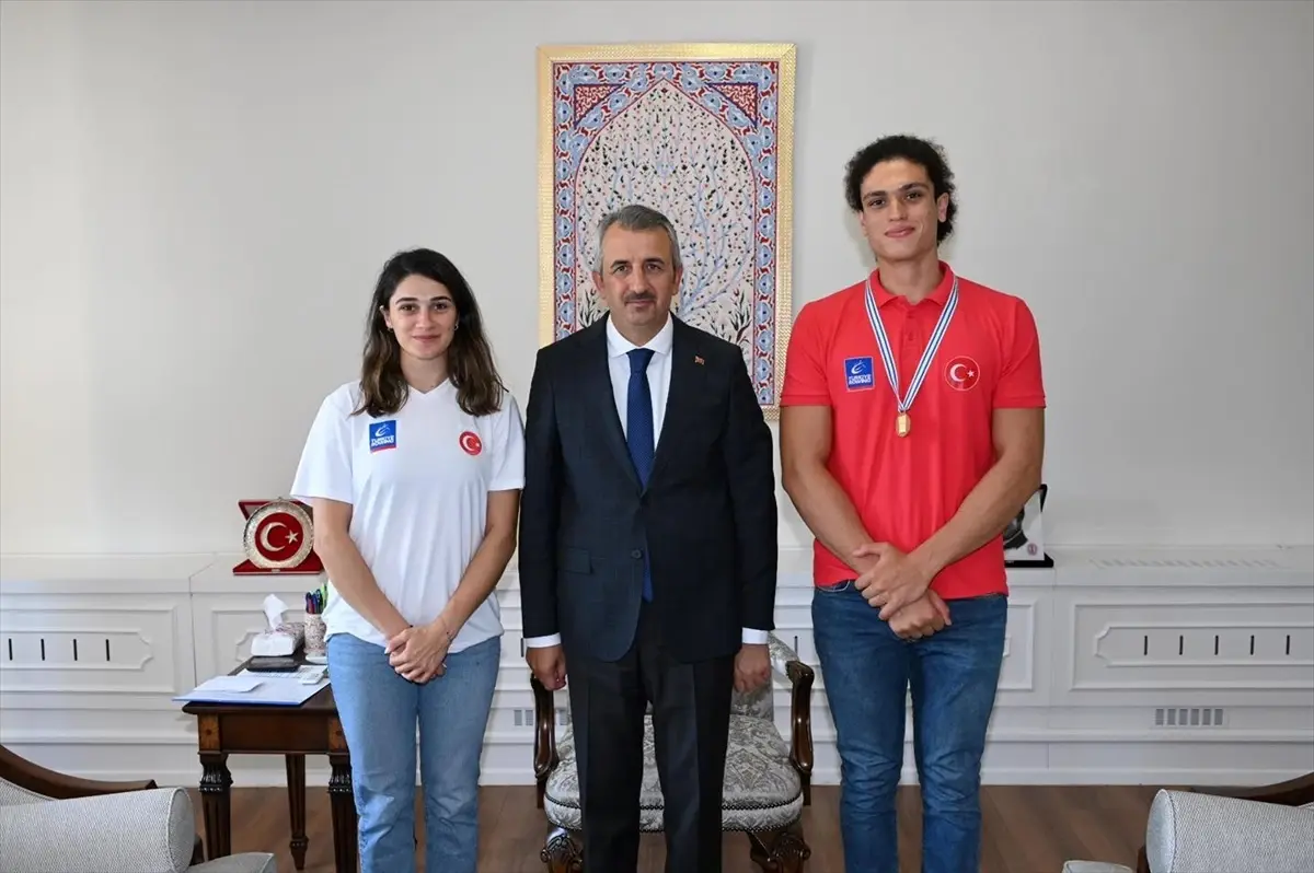 Dünya Şampiyonu Kürekçi Cevdet Ege Mutlu, Edirne Valisi'ni Ziyaret Etti