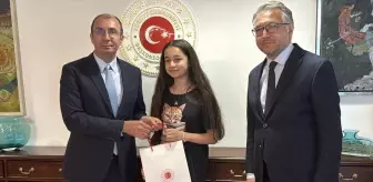 Berlin'de Okuma Yarışmasını Kazanan Türk Kızı Ayla Uluçam Başkonsolos'u Ziyaret Etti