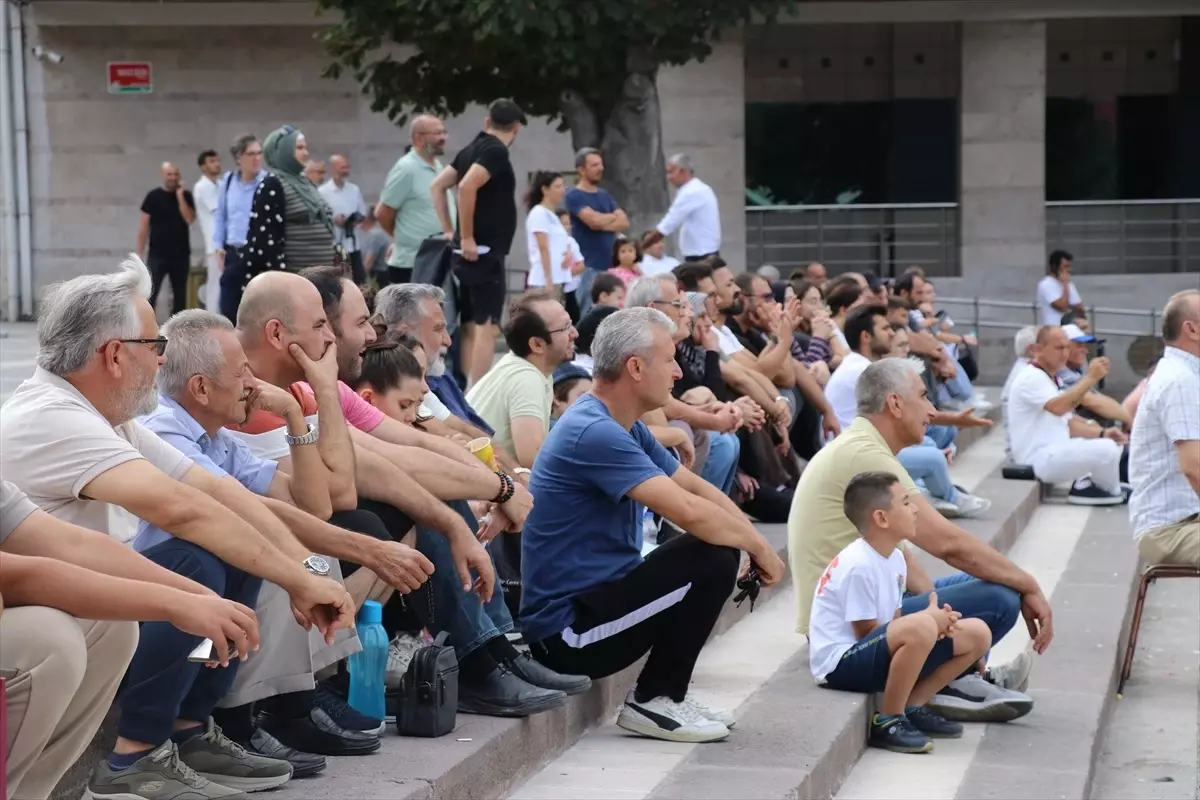 Amasya'da Vatandaşlar Kadın Voleybol Takımını Dev Ekrandan İzledi