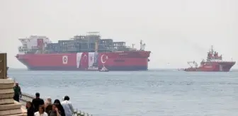 Osman Gazi Yüzer Doğalgaz Üretim Platformu İstanbul Boğazı'ndan Geçiş Yaptı