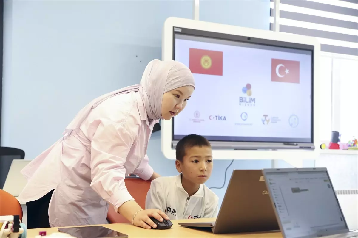 Türkiye'nin Kırgızistan'da kurduğu 'Bilim Bişkek' çocukların bilimle iletişimini geliştiriyor