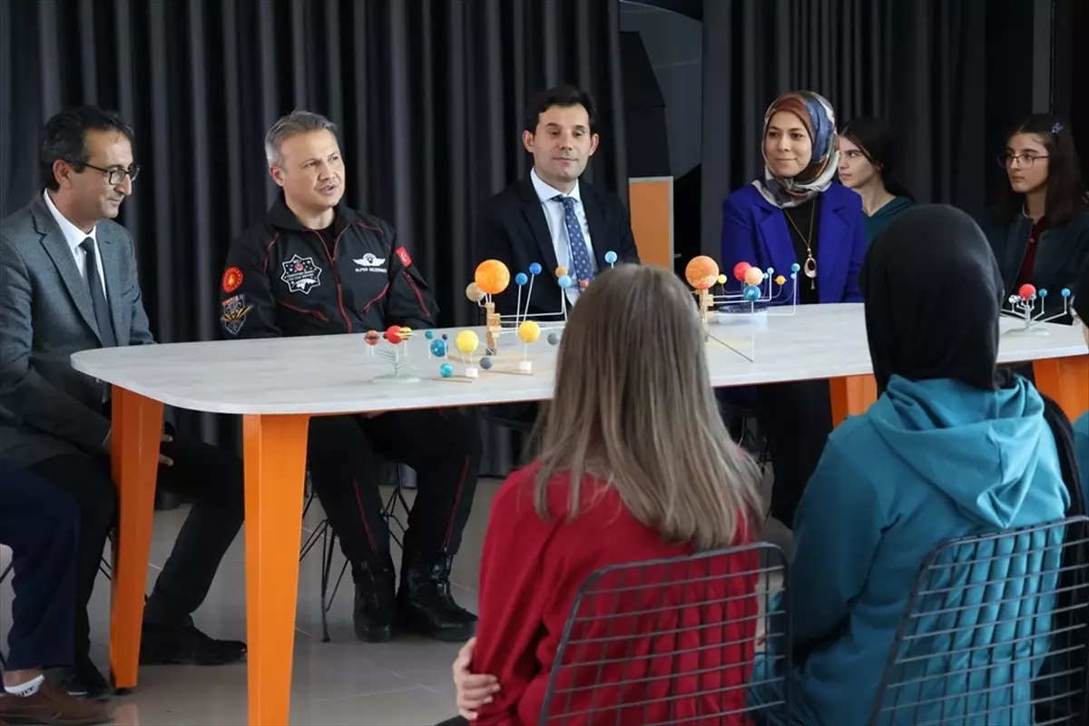 Türkiye'nin uzaya çıkan ilk astronotu Gezeravcı Karaman'da öğrencilerle buluştu