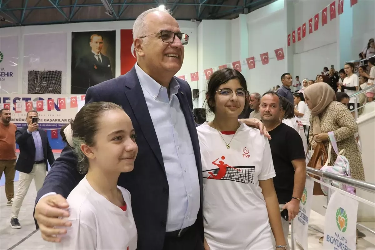 Voleybol Federasyonu Başkanı Üstündağ, Malatya'da Çocuklarla Buluştı