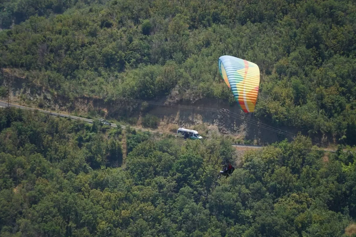 Uçmakdere, Yamaç Paraşütü Tutkunlarının Gözde Adresi Olmaya Devam Ediyor