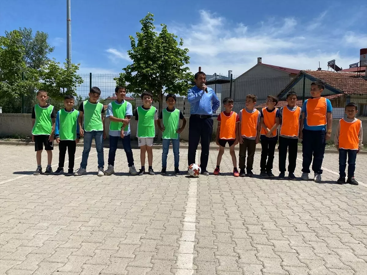 Sivas'ta Geleneksel Çocuk Oyunları Şenliği Düzenlendi