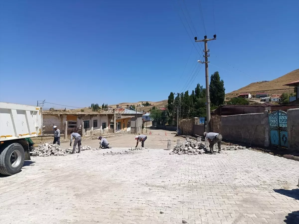 Ulaş İlçesinde Parke Taşı Döşeme Çalışmaları Devam Ediyor