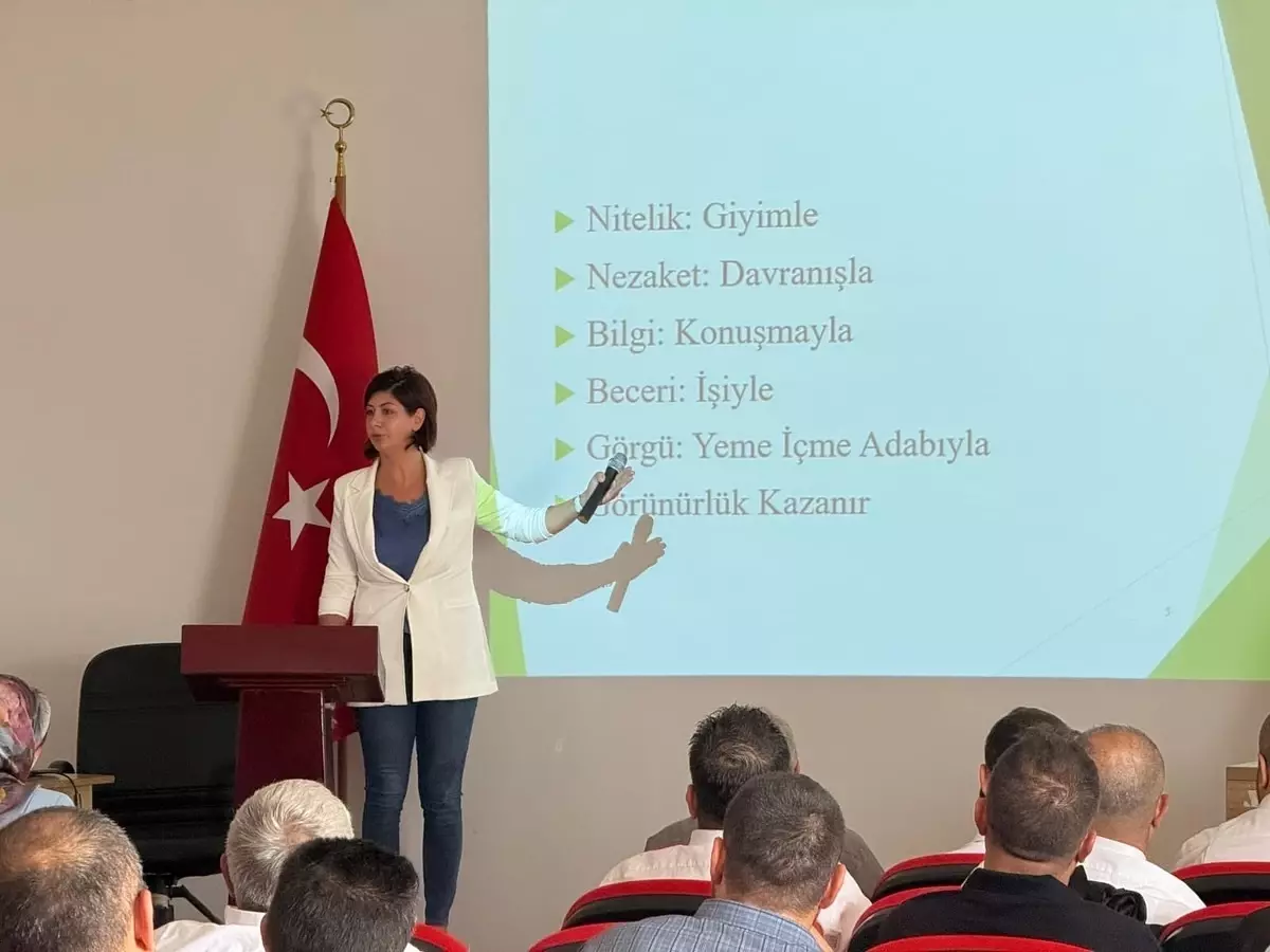 Ulaş Kaymakamlığı'nda Protokol ve Nezaket Kuralları Eğitimi Düzenlendi