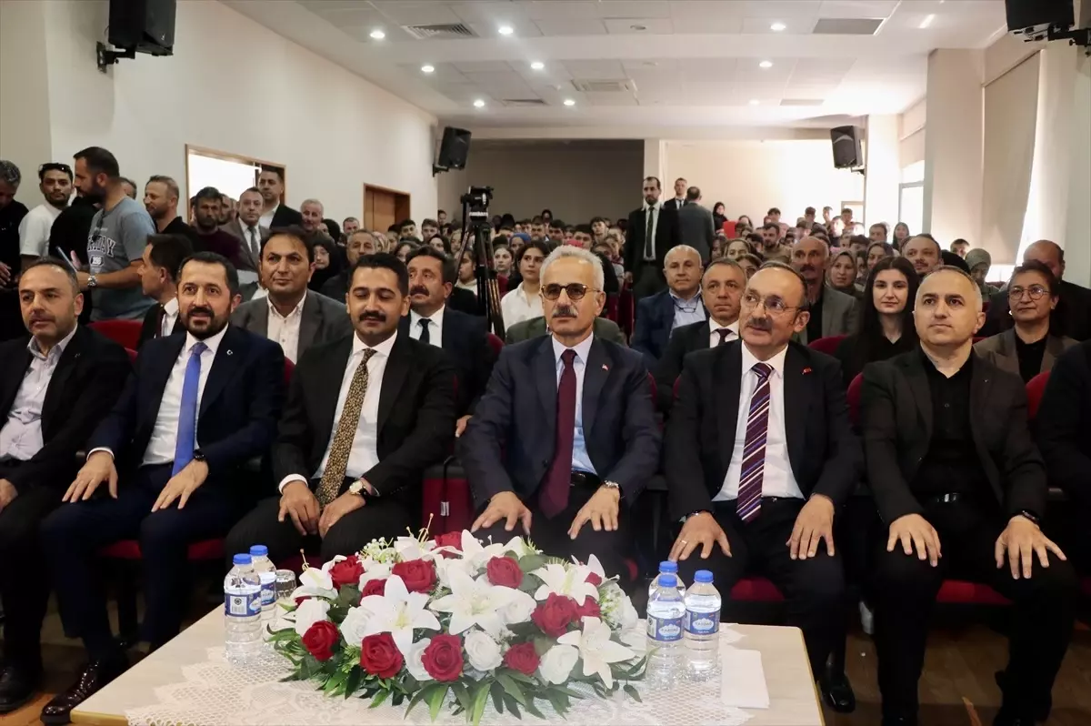 Ulaştırma ve Altyapı Bakanı Uraloğlu, Trabzon'da öğrencilerle söyleşide bir araya geldi Açıklaması
