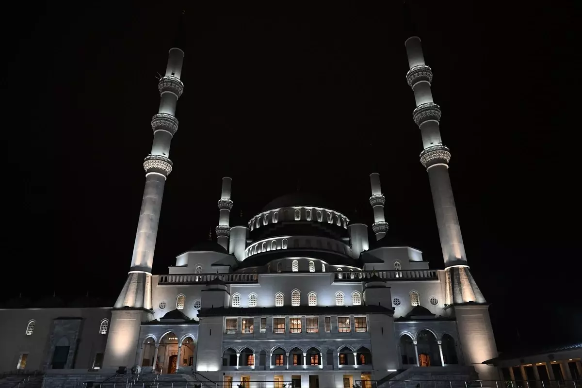FETÖ Darbe Girişiminin Yıldönümünde Ülke Genelinde Sela Okundu