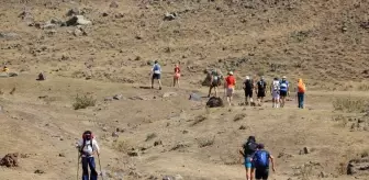 Ultra Maraton Takımı Ağrı Dağı'nın Zirvesine Koşarak Ulaşmayı Başardı