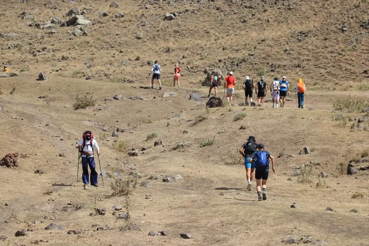 Ultra Maraton Takımı Ağrı Dağı'nın Zirvesine Koşarak Ulaşmayı Başardı