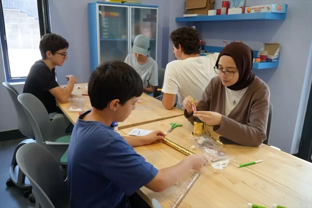 Ümraniye Belediyesinden gençlere model roket eğitimi