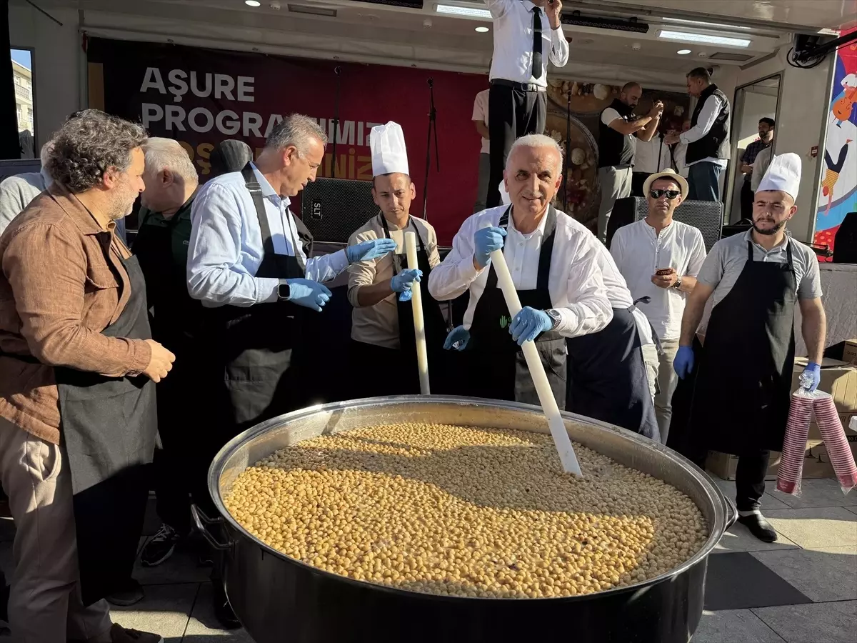 Ümraniye'de 20 Bin Kişiye Aşure İkramı