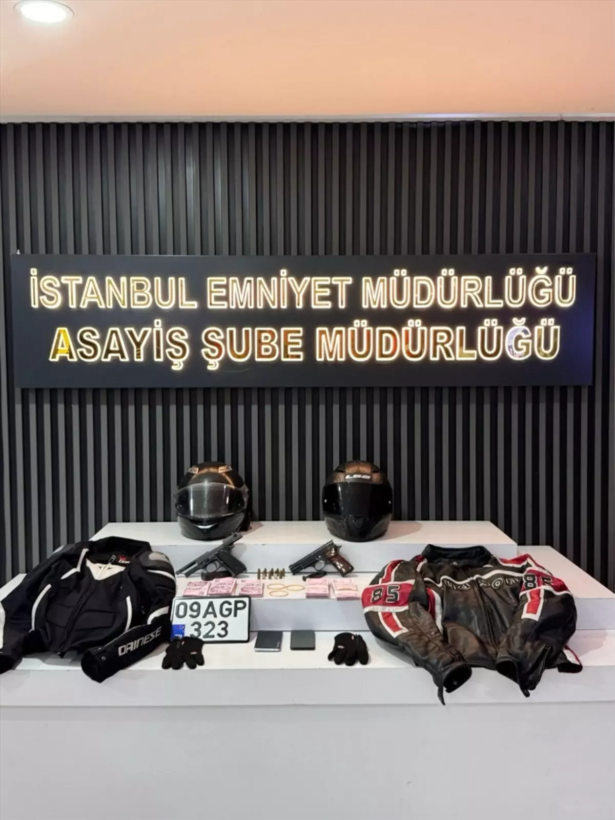 Işıklarda Bekleyen Aracın İçindeki Para Çantası Gasbedildi, 3 Şüpheli Tutuklandı