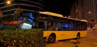 Ümraniye'de İETT Otobüsü ile Otomobil Çarpıştı: 2 Yaralı