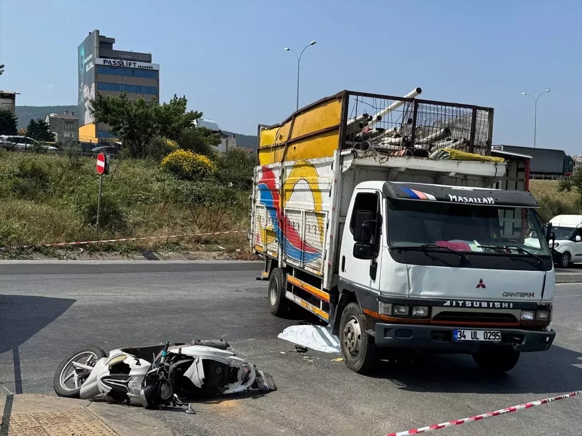 Ümraniye'de Motosiklet Trafik Kazası: 17 Yaşındaki Sürücü Hayatını Kaybetti