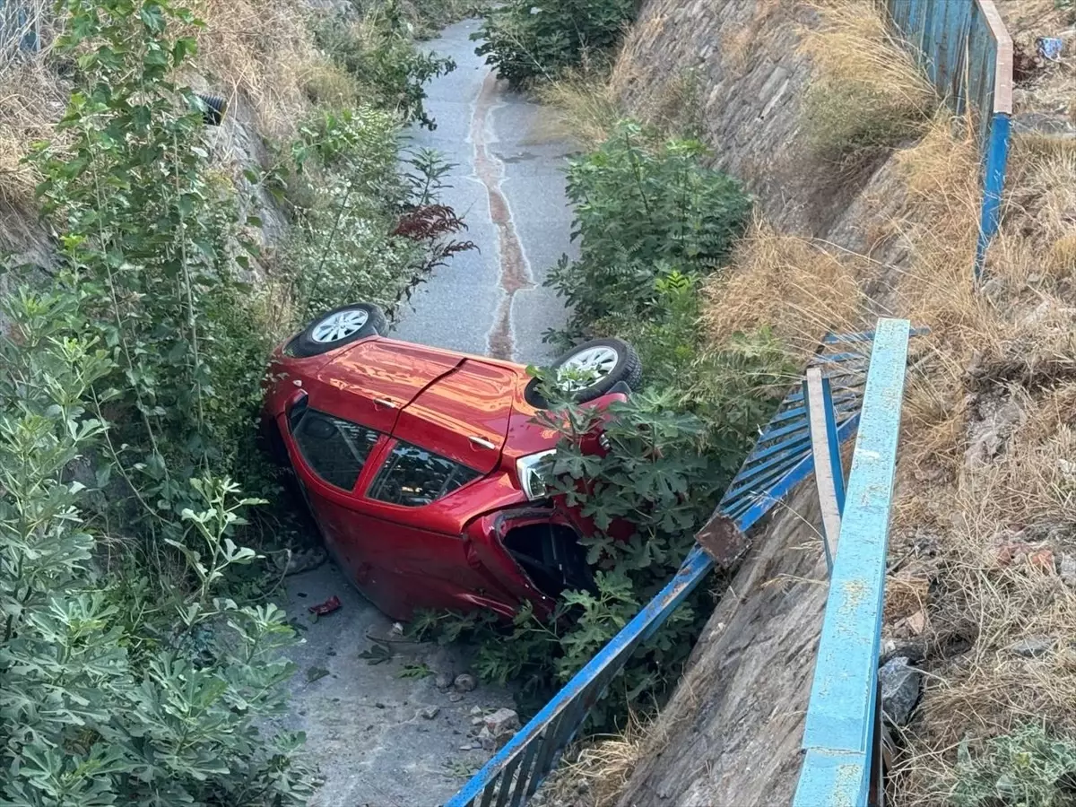 Ümraniye'de Araç Dereye Düştü: Sürücü Yaralandı