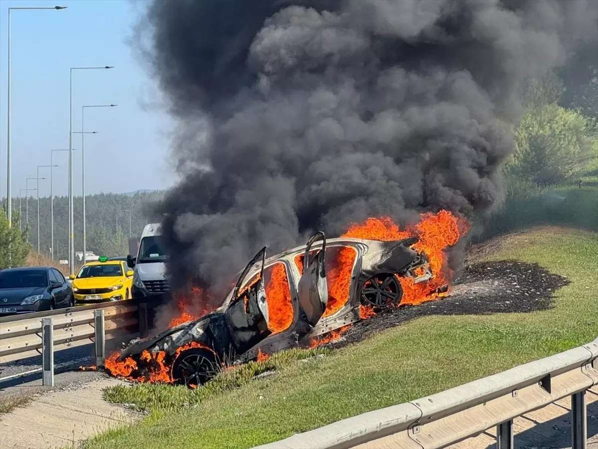 Ümraniye'de Kaza Yapan Otomobil Alev Aldı