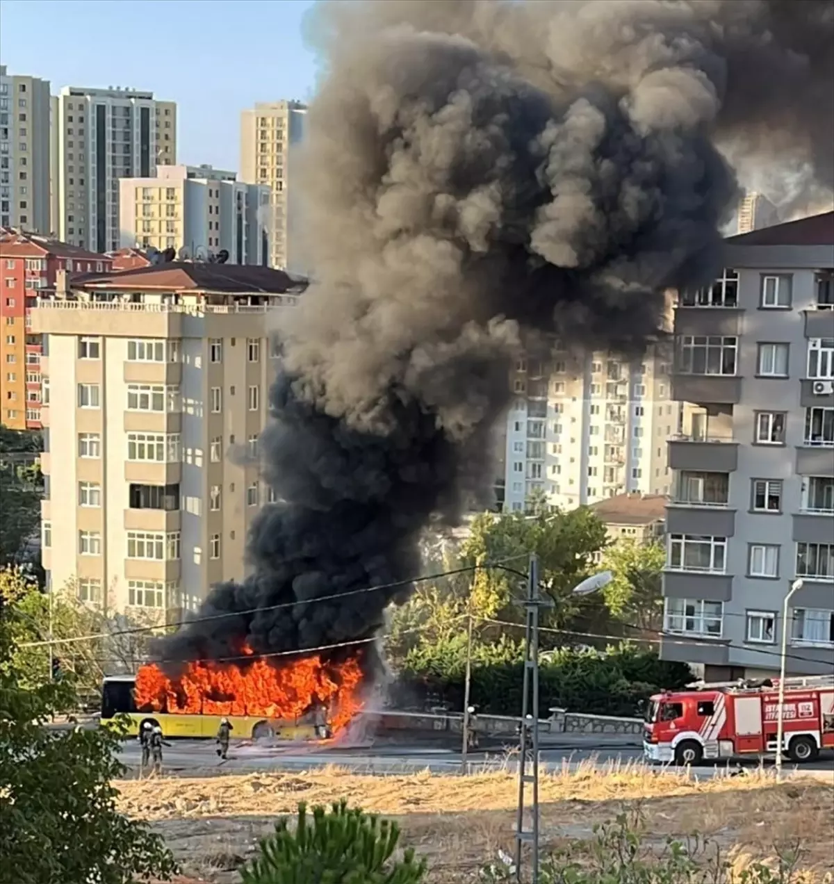 Ümraniye'de İETT Otobüsü Yanarak Kullanılamaz Hale Geldi
