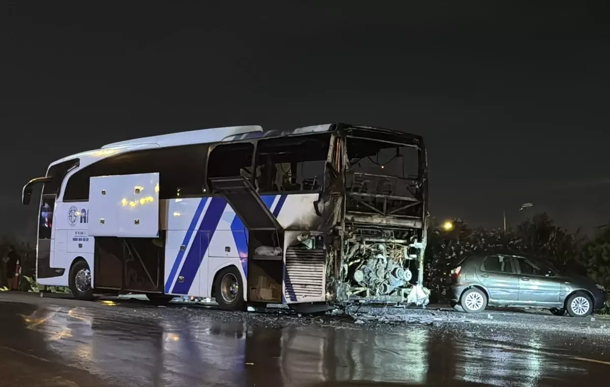 Ümraniye'de Yolcu Otobüsünde Yangın Çıktı