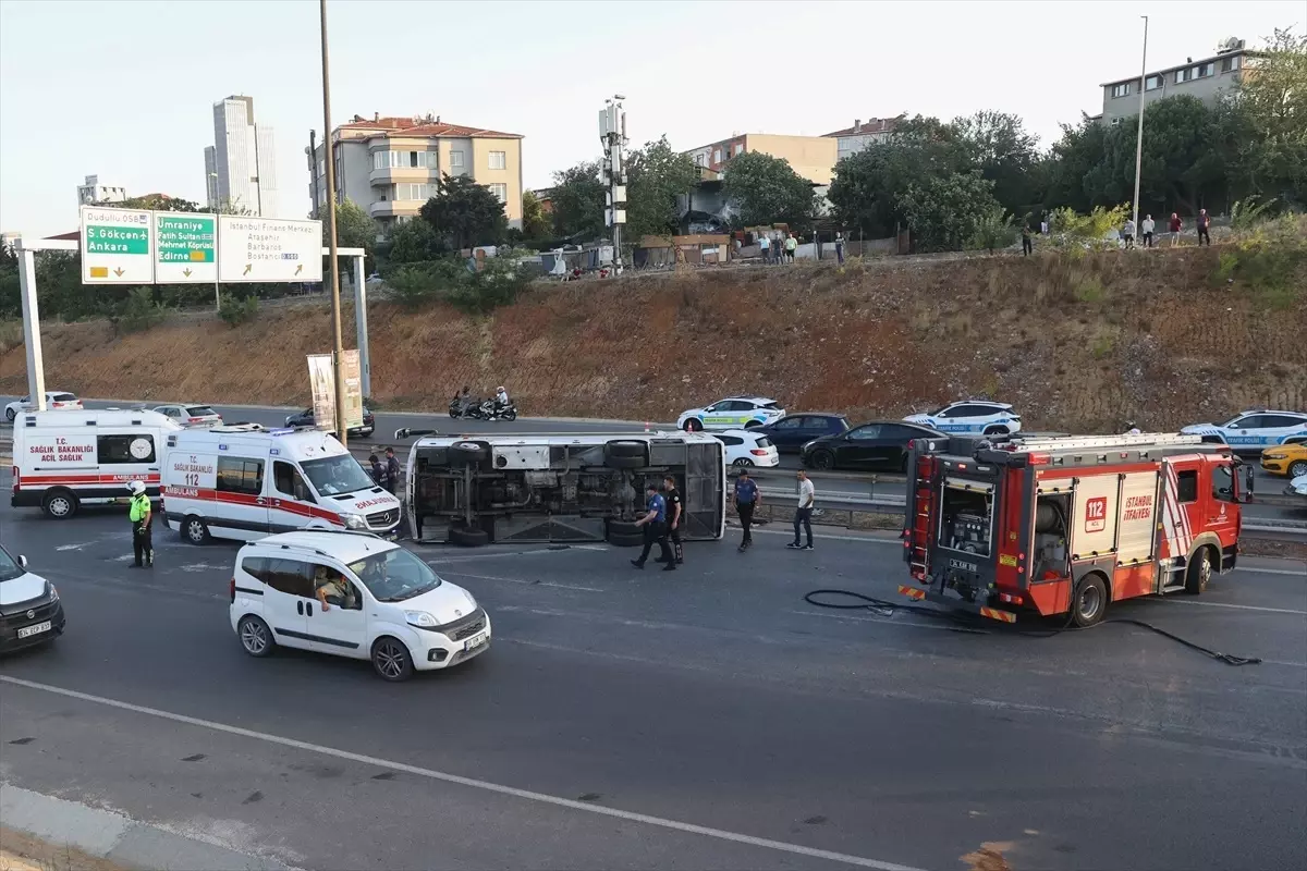 Ümraniye TEM Otoyolu'nda Servis Aracı Devrildi