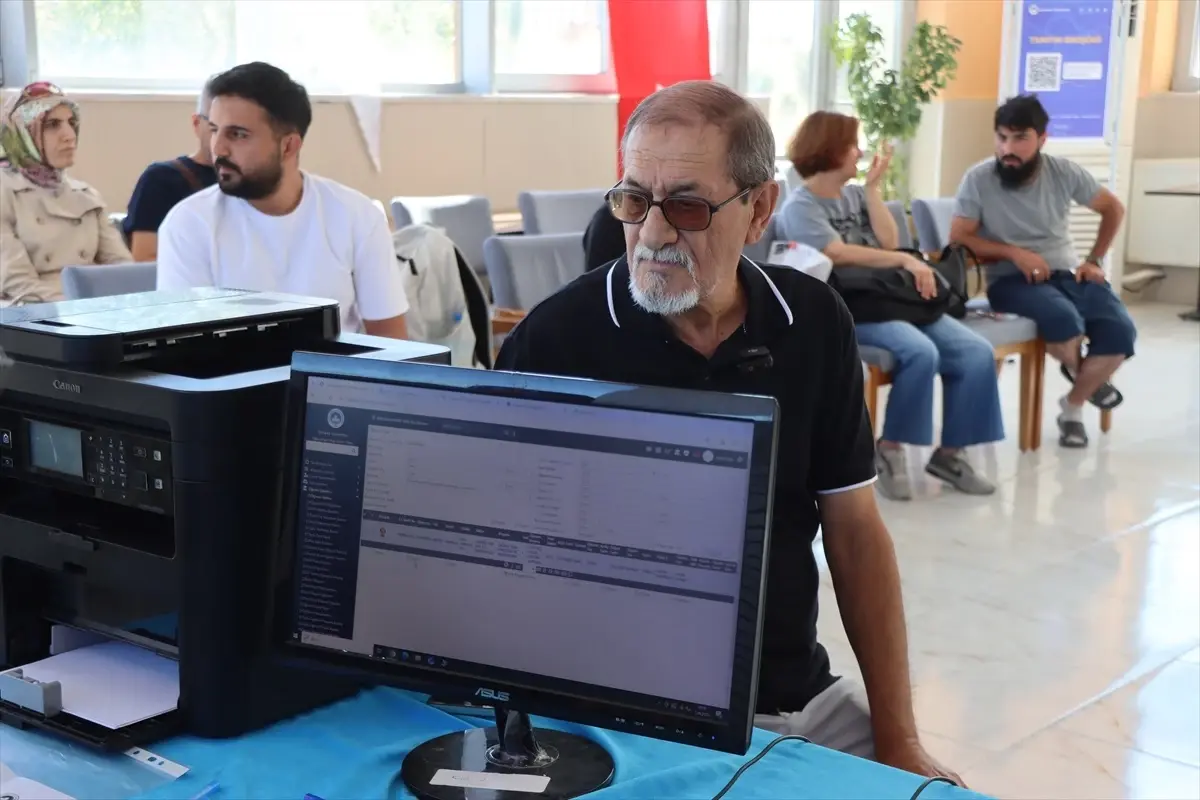 73 Yaşındaki Emekli Memur, Üniversite Hayalini Gerçekleştirdi