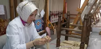Üniversiteyi 47 yaşında bitirerek geleneksel el sanatlarında usta öğretici oldu