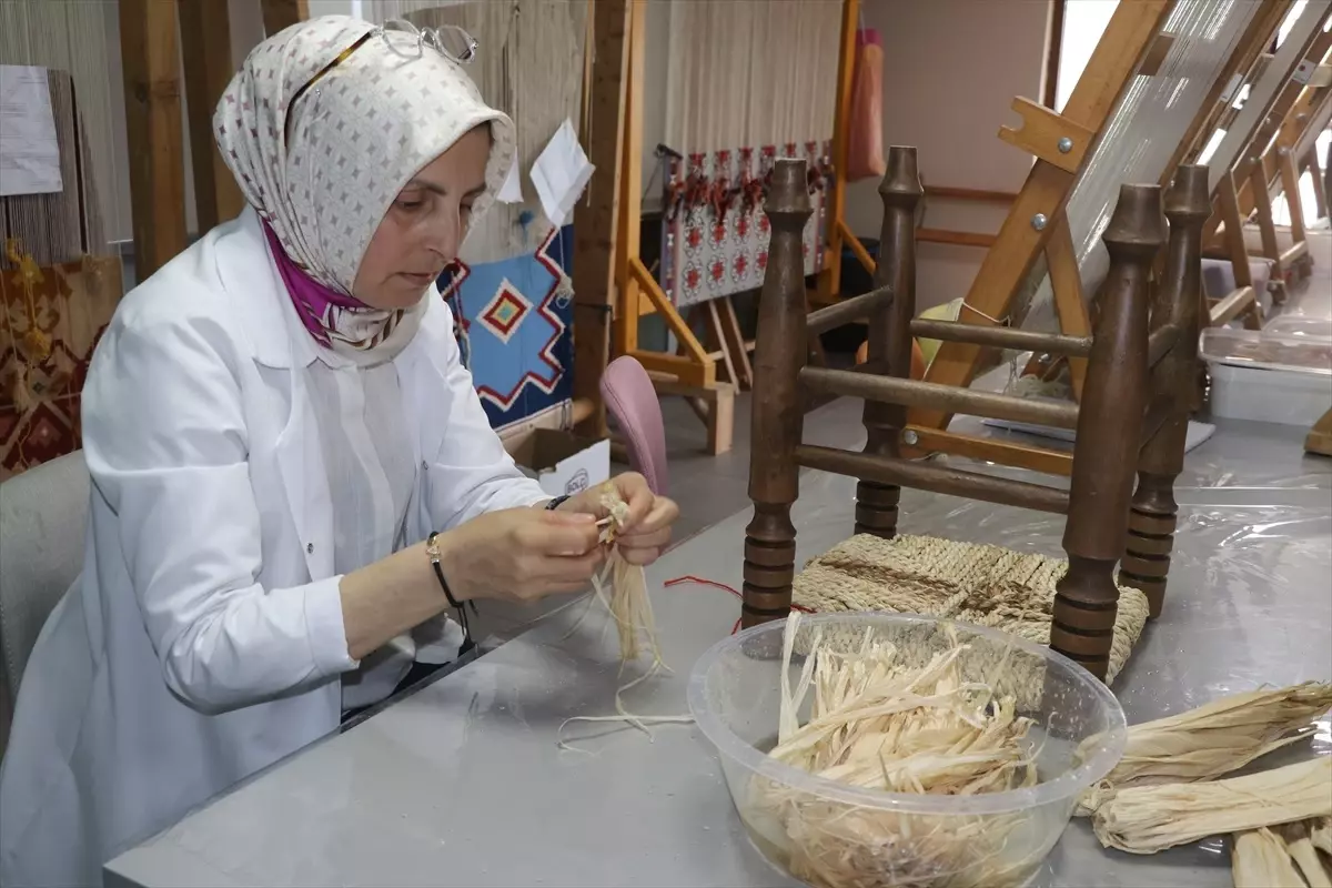 Üniversiteyi 47 yaşında bitirerek geleneksel el sanatlarında usta öğretici oldu