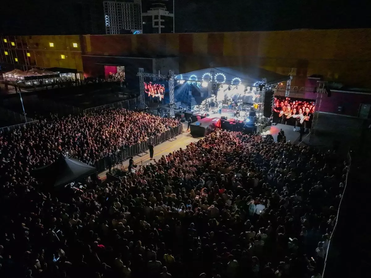 Ünlü Sanatçılar Marmara Park'ta Bir Araya Geldi