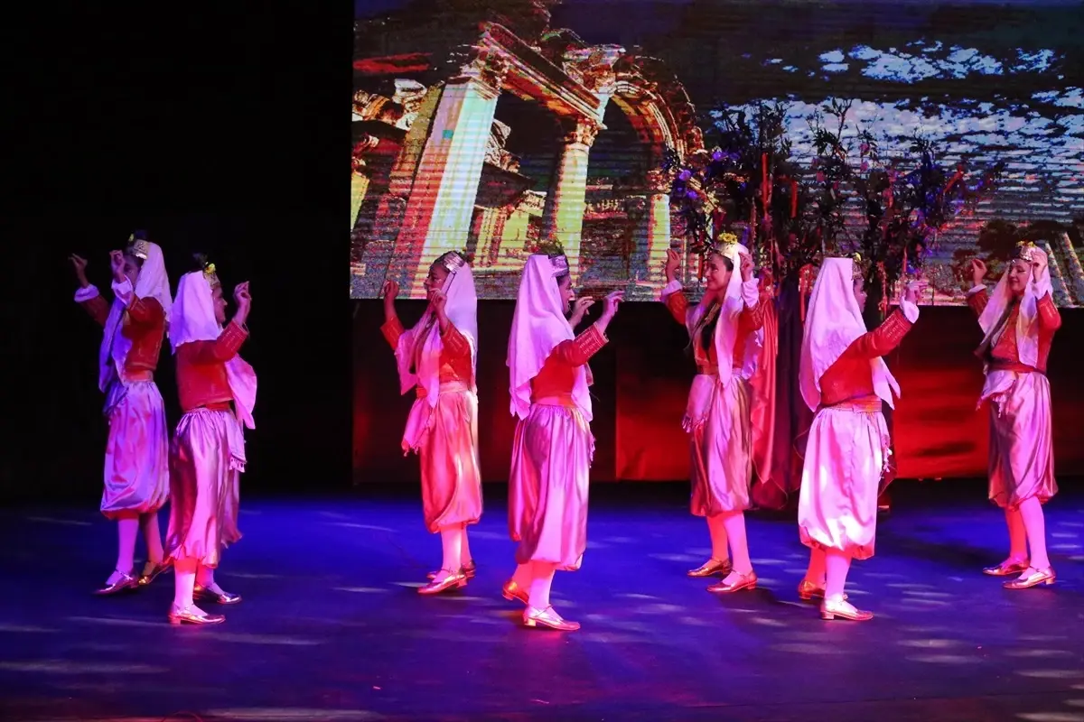 Uşak'ta Maarif Halk Dansları Topluluğu'ndan Ruz-ı Hızır Gösterisi