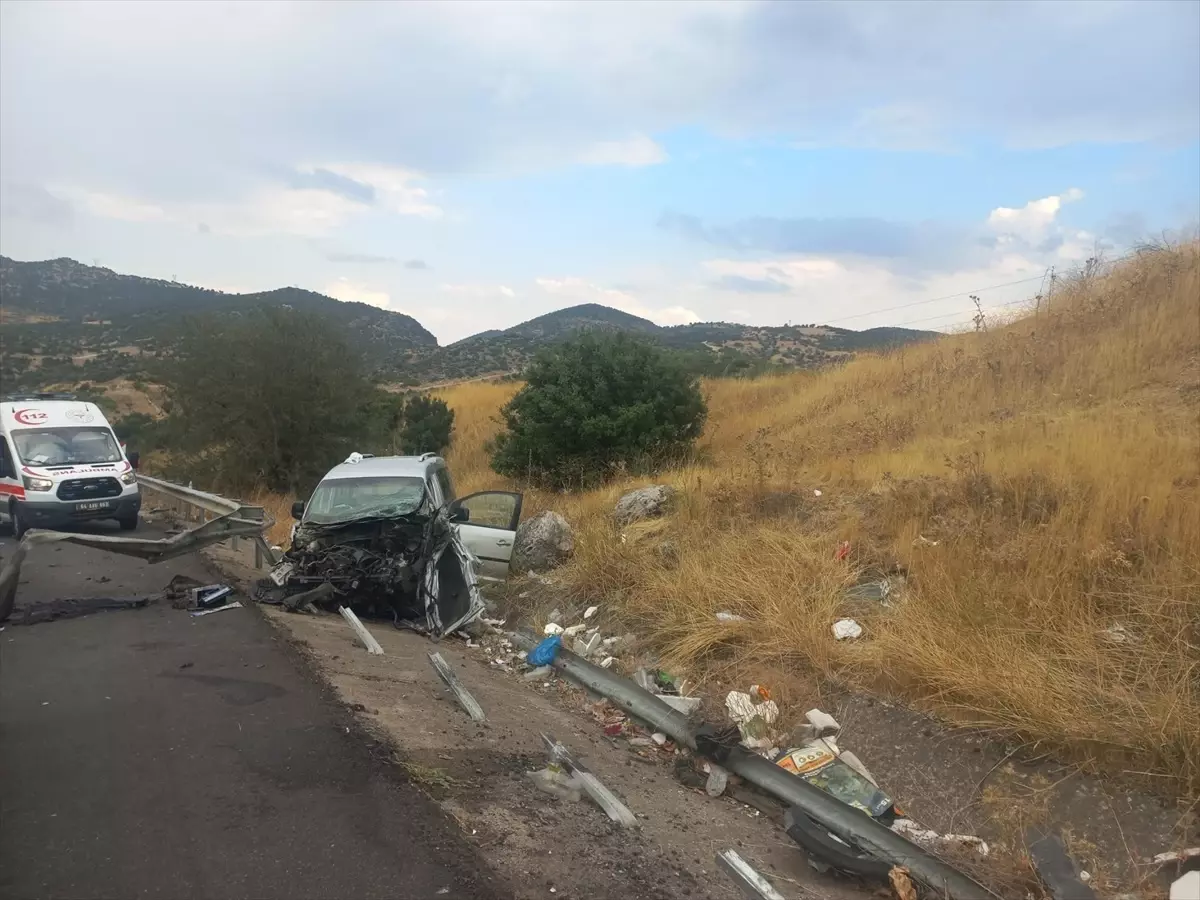 Uşak'ta Hafif Ticari Araç Bariyerlere Çarptı: 4 Yaralı